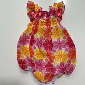 Infant girls romper sz 0-3 months. Like new